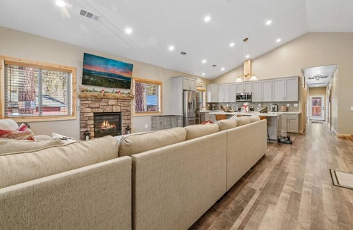 Big Bear City House | Just Grizzly-Modern-Elegant 3Bed-2bath-Pets OK