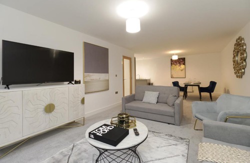 Coventry Apartment | Just Launched! Modern 2-Bed Flat - Sleeps 6 - Free Parking