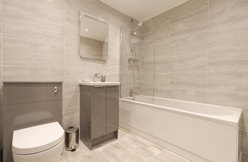 Coventry Apartment | Just Launched! Modern 2-Bed Flat - Sleeps 6 - Free Parking