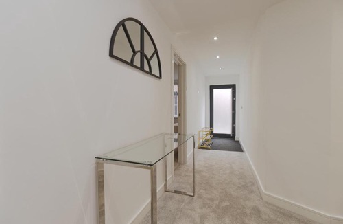 Coventry Apartment | Just Launched! Stylish 2-Bed Flat - Sleeps 6 - Free Parking