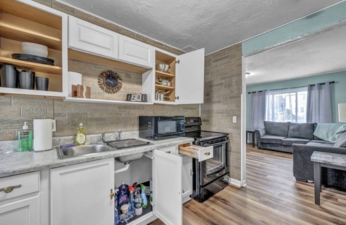 Elyria House | Just like Home- Cozy Elyria Ranch