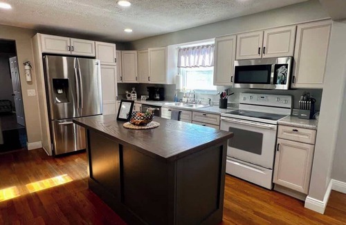 Milford House | Just like home w Pool & Pool table