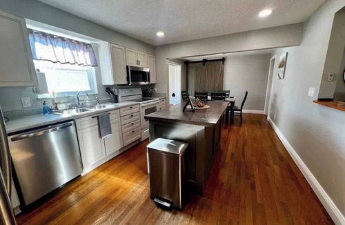 Milford House | Just like home w Pool & Pool table
