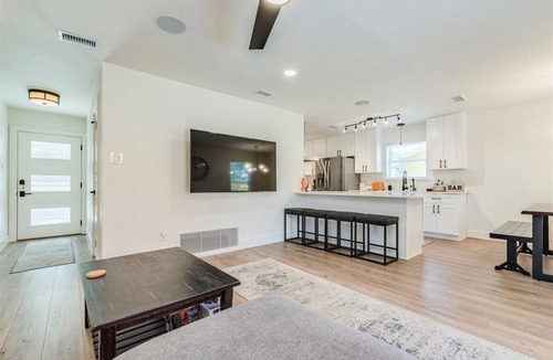 Austin House | Just minutes to dazzling Downtown Austin, Sleeps 10, 3 Full Baths, 2 kitchens