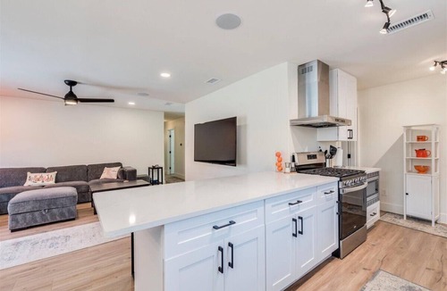 Austin House | Just minutes to dazzling Downtown Austin, Sleeps 10, 3 Full Baths, 2 kitchens
