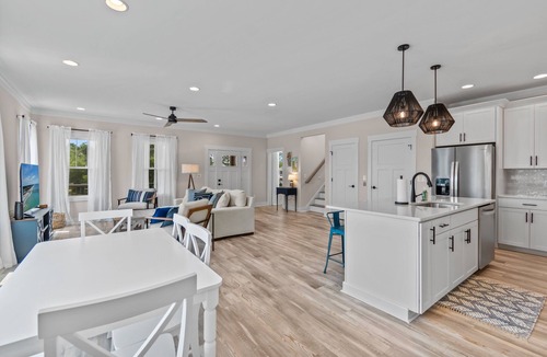 Tranquil Harbour House | "Just Peachy" 3BR Home | 4 Baths (2 Full, 2 Half)