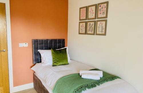Bisley House | Just £45pppn! Prime Comfort for Contractors with Spacious Parking, Plush Beds, Top-notch Amenities, Flexible Stays & Lightning-Fast Internet