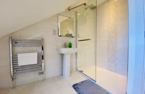 Bisley House | Just £45pppn! Prime Comfort for Contractors with Spacious Parking, Plush Beds, Top-notch Amenities, Flexible Stays & Lightning-Fast Internet