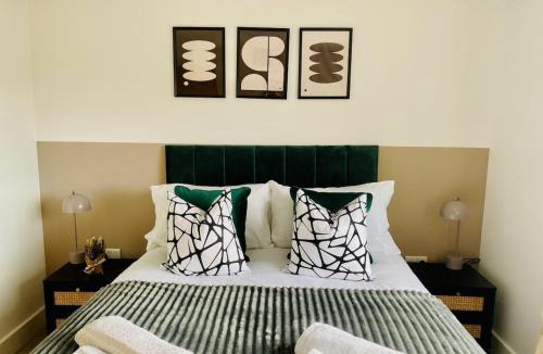 Bisley House | Just £45pppn! Prime Comfort for Contractors with Spacious Parking, Plush Beds, Top-notch Amenities, Flexible Stays & Lightning-Fast Internet