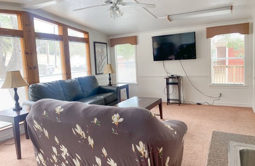 New Braunfels House | Just step away from Putt-Putt and Pool!