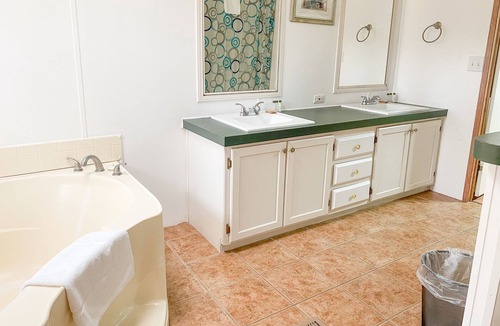New Braunfels House | Just step away from Putt-Putt and Pool!