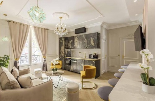 Arts-et-Metiers Apartment | JUST STEPS AWAY FROM ICONIC LANDMARKS @ PLACE VENDÔME & LOUVRE AT RUE AUX OURS