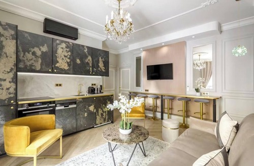 Arts-et-Metiers Apartment | JUST STEPS AWAY FROM ICONIC LANDMARKS @ PLACE VENDÔME & LOUVRE AT RUE AUX OURS