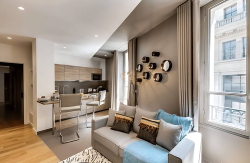 Faubourg-du-Roule Apartment | JUST STEPS FROM THE ICONIC CHAMPS-ÉLYSÉES - SLEEPS 12 - RUE LA BOÉTIE