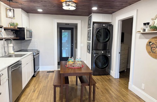 Hickory Apartment | Just the Middle Bitty, Sleeps 4!