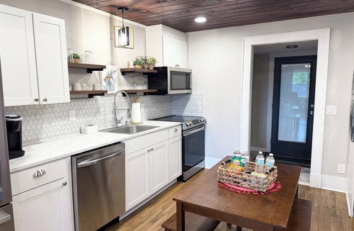 Hickory Apartment | Just the Middle Bitty, Sleeps 4!