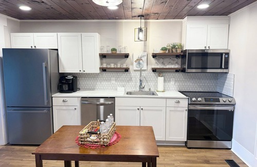 Hickory Apartment | Just the Middle Bitty, Sleeps 4!