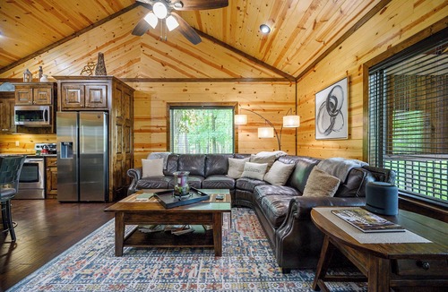Octavia Cabin | Just The Two of Us River Front Luxury Cabin -Private/Romantic/Hot Tub/Kayak/Fish