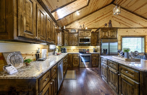 Octavia Cabin | Just The Two of Us River Front Luxury Cabin -Private/Romantic/Hot Tub/Kayak/Fish