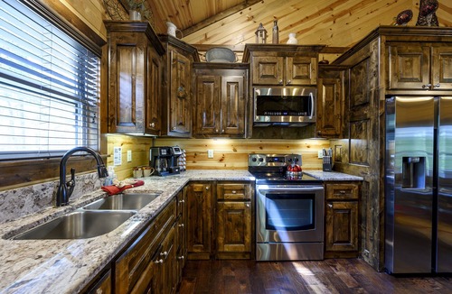 Octavia Cabin | Just The Two of Us River Front Luxury Cabin -Private/Romantic/Hot Tub/Kayak/Fish