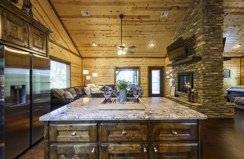 Octavia Cabin | Just The Two of Us River Front Luxury Cabin -Private/Romantic/Hot Tub/Kayak/Fish
