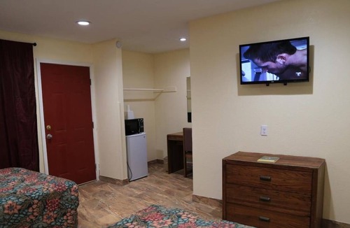 Beeville House | Just What You Were Looking For! 3 Comfortable Units, Pets Allowed