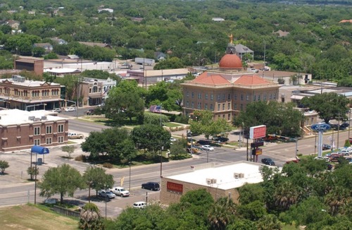 Beeville House | Just What You Were Looking For! 3 Comfortable Units, Pets Allowed