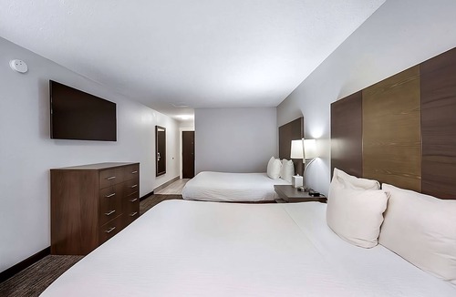 Grants Pass Hotel | Just What You Were Looking For! Spacious Unit, Enjoy Swimming Pool Access!