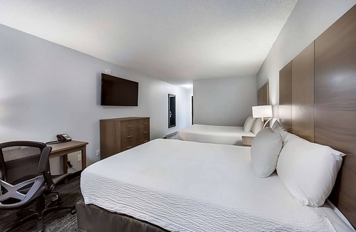 Grants Pass Hotel | Just What You Were Looking For! Spacious Unit, Enjoy Swimming Pool Access!