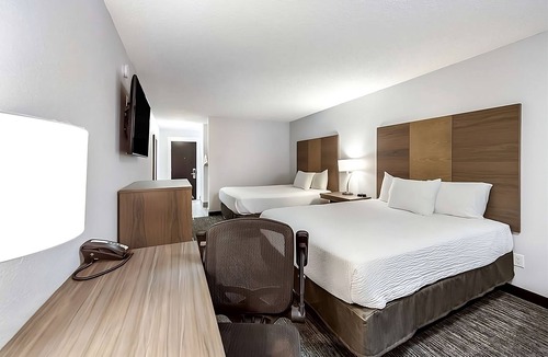Grants Pass Hotel | Just What You Were Looking For! Spacious Unit, Enjoy Swimming Pool Access!