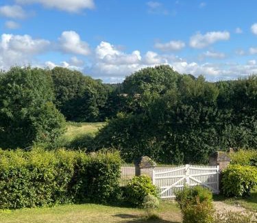 Saint-Nicolas-de-Sommaire Bed & Breakfast | Juste le bruit des fleurs
