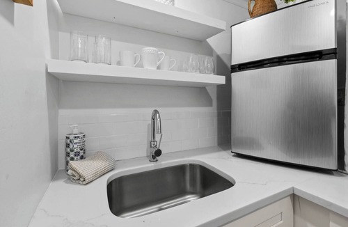 Palm Beach Bed & Breakfast | JustListedTropicalHaven1br