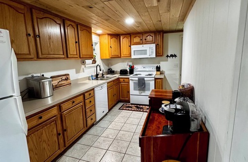 Hesston House | K & A Cabin Retreat