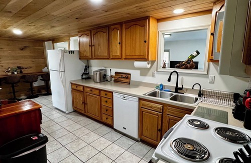 Hesston House | K & A Cabin Retreat