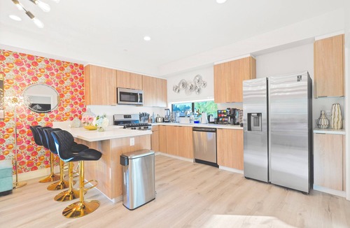 NoHo Arts District House | K. Bright & Colorful 3BR Getaway Near Universal & Hollywood Sleeps 13