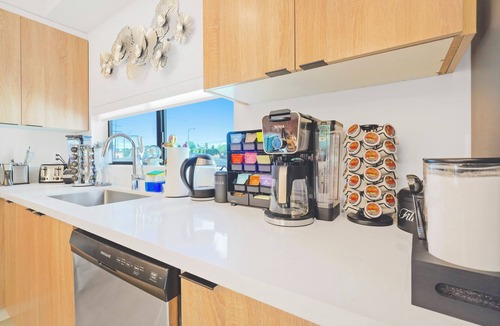 NoHo Arts District House | K. Bright & Colorful 3BR Getaway Near Universal & Hollywood Sleeps 13