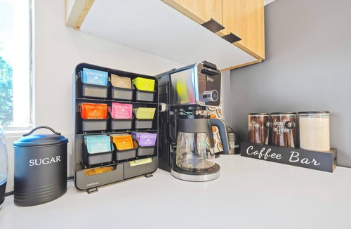 NoHo Arts District House | K. Bright & Colorful 3BR Getaway Near Universal & Hollywood Sleeps 13