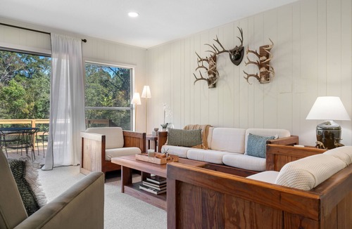 Hattiesburg House | K K’s Hideaway—pond/pool table nn