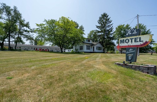 Clayton Apartment | K's Motel with Stunning St. Lawrence River Views - Room 5