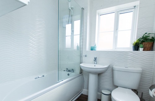 Northfield Apartment | K Suites - Cozy Rural 3 bed Flat w/free parking