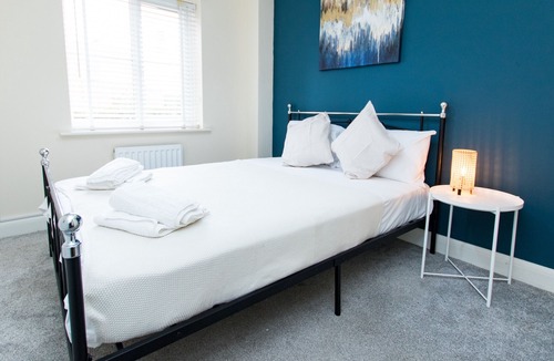 Northfield Apartment | K Suites - Cozy Rural 3 bed Flat w/free parking