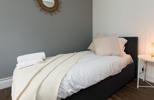 Northfield Apartment | K Suites - Cozy Rural 3 bed Flat w/free parking