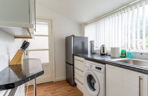 Sheldon House | K Suites - Modern Central 2 bed House w/free parking