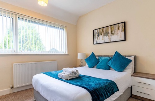 Sheldon House | K Suites - Modern Central 2 bed House w/free parking