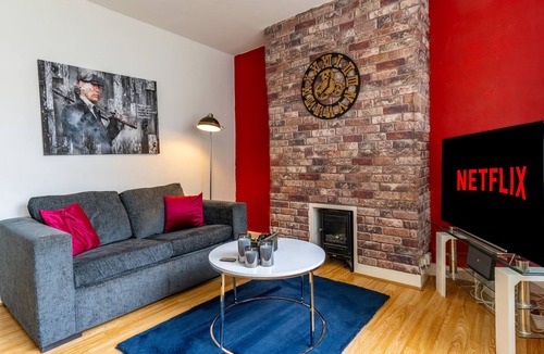 Sheldon House | K Suites - Modern Central 2 bed House w/free parking