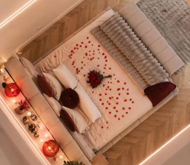 Balloy Hotel | K9 Love Room - Jacuzzi Privatif & Miroir au plafond