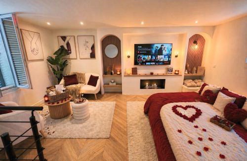 Balloy Hotel | K9 Love Room - Jacuzzi Privatif & Miroir au plafond