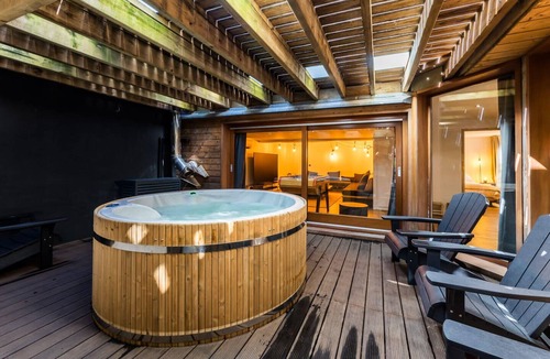 Biarritz Villa | KABANE. KEYWEEK. Villa pool spa sauna downtown