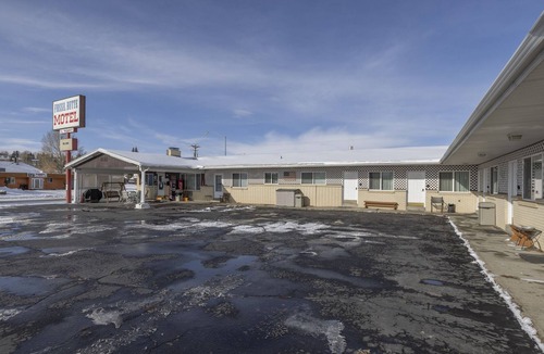 Frontier House | KABINO: Fossil Butte Motel #07 King A/C Mini Fridge Microwave Cable Wifi