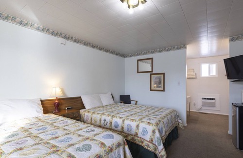 Frontier House | KABINO: Fossil Butte Motel #07 King A/C Mini Fridge Microwave Cable Wifi